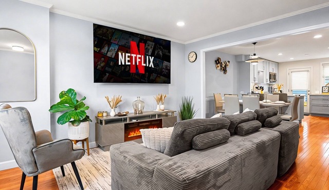 Modern 4BR Getaway 3 Min to Old Town 1 Mil to Waterfront Walk to Metro