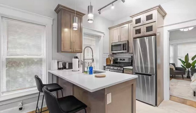 Modern Apt w/Netflix-Close to Dining, Shopping