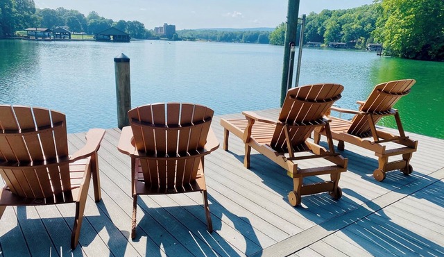 Modern Lakeside Cabin. Deep Water! Pet friendly!