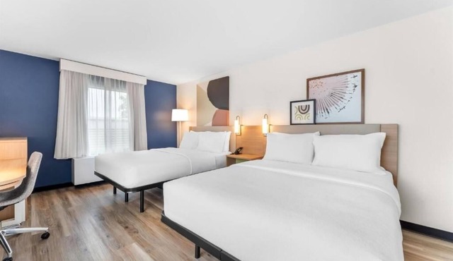 Modern Queen Room Ideal for Relaxation & Convenience Near Outdoor Activities