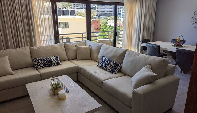 Modern, spacious condo w/pool. Close to Downtown.