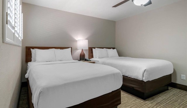 Modern Suite | Kitchen | Onsite Pool | Free Parking | Free Breakfast