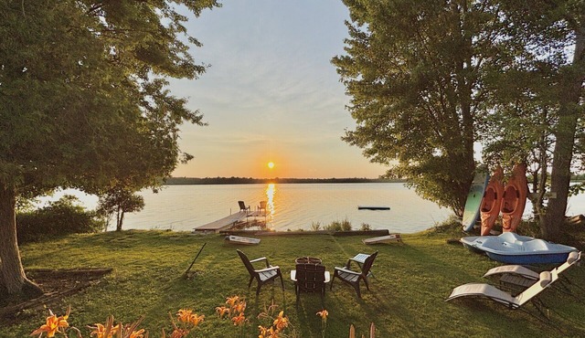 Modern, Sunset-Facing Waterfront Cottage