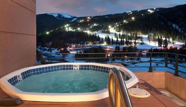 Mountain Stay w/King Bed, Breakfast Included & Easy Ski Access
