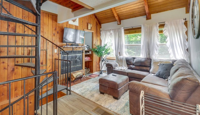 Multi-level Basye Cabin: 3 Mi to Bryce Resort!