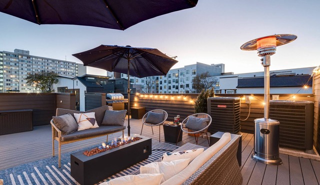 Nash Chic Near DT Rooftop Luxe Comfort