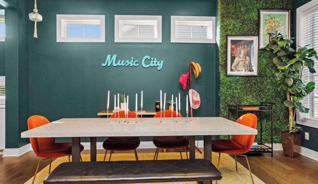 Nashville Gem: Garage, Pets, and Near Downtown