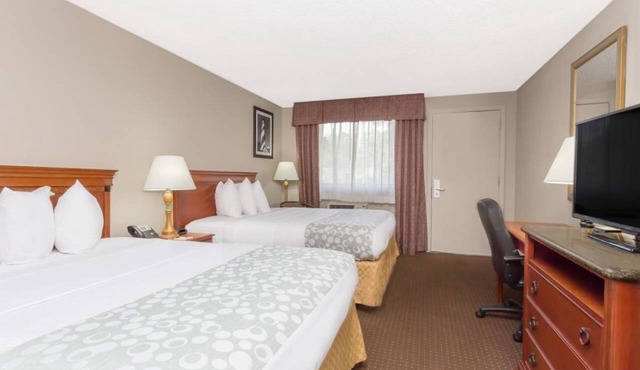 Near St. Augustine Beach. Spacious Space with Pool Access, Free Parking