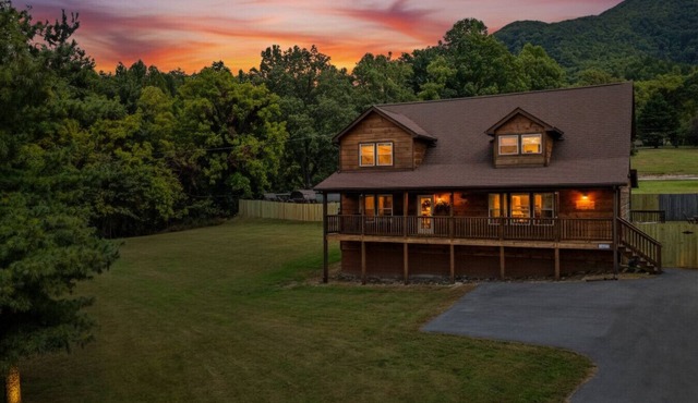 New! 3BR w/Hot Tub*Firepit*Peaceful*Community Pool