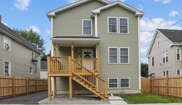 New and Modern Apartment just minutes away from Downtown Providence!