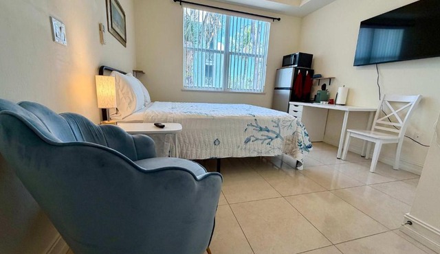 NEW Bright Gulf-Side Queen Studio in Bonita Springs