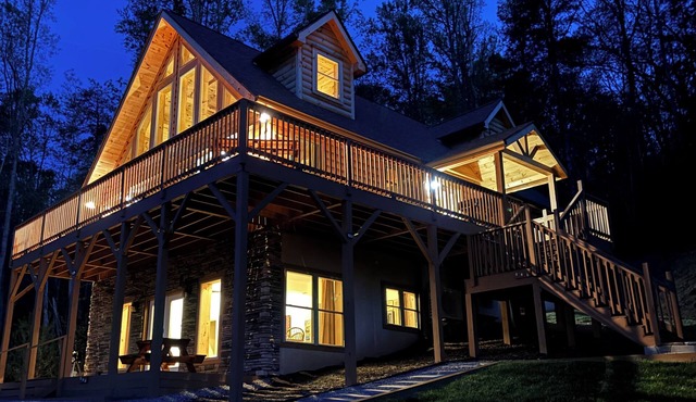 New cabin with king size bedrooms, en suite bathrooms, smart TV, decks & views.