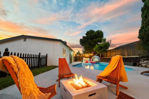 NEW! Hot TubPoolFire Pit10 Mins to Beach