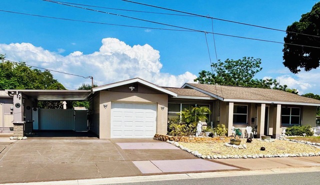 !NEW LISTING!CHARMING HOME-TREE SWING-BBQ-NEAR BEACH/PARK/LAKE/RESTAURANT/SHOPS!