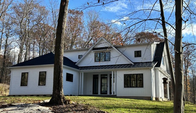 New modern, luxurious home on 2.5 acres. 10 min to Powder Ridge & Middletown.