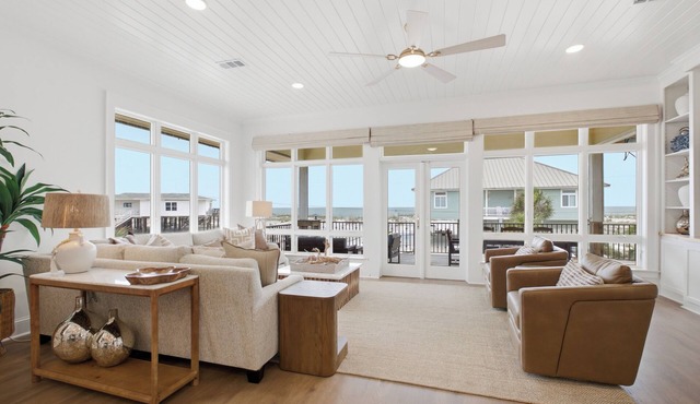 Newly Remodeled Designer's Luxury BeachHome/Amazing views,POOL,10 steps to sand!