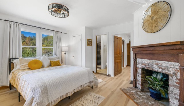 Newly Renovated and Charming 1915 Farmhouse on the Ivy River