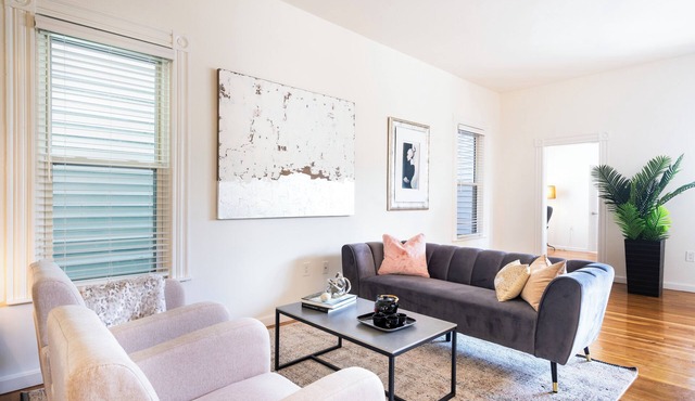 Next to ocean, 5 min to downtown or to the airport by T