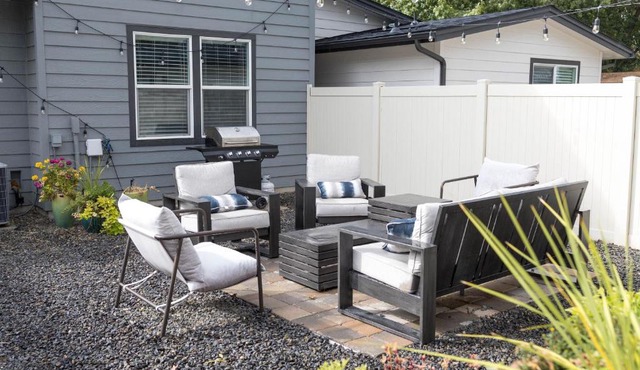 North End blue -Hot Tub - Fire Pit - E Bikes -4 BR