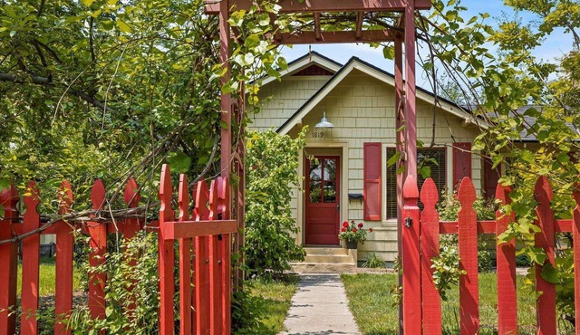 North End Charm: Cozy Fam Friendly Cottage with Fireplace and Dog-Friendly Fenced Yard!