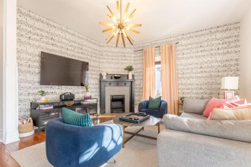 Notes of Southern Charm - Walkable to Food & Shops