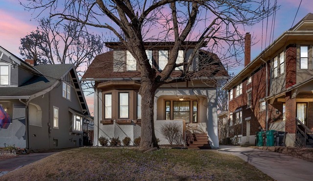 Oakley Square 3BR Charmer - Total Walkability by RedAwning