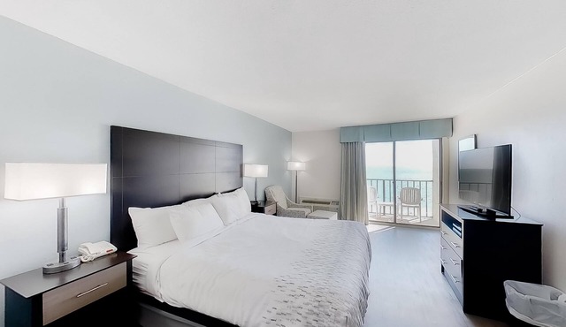 Oceanfront King Room + Lazy River & Hot Tub