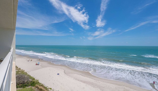 Oceanfront 2BR Condo Bright Breezy Beachfront Indian Harbour Beach, 606