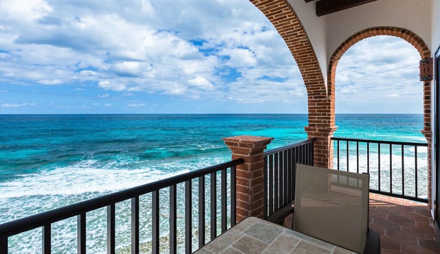 Oceanside Villa "Cozumel" with a/c pool in centro 5 min stroll to beach