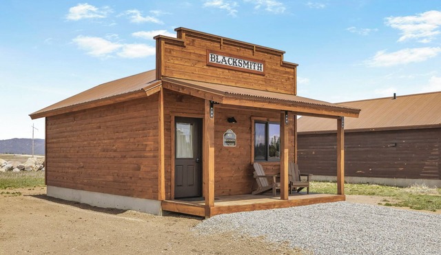Old West Studio Cabin Near Yellowstone
