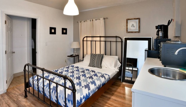 ✨One Bedroom Chic and Cool