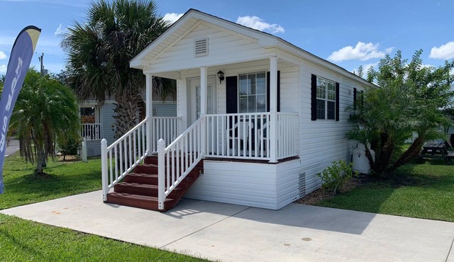 One Bedroom/One Bathroom Poolside Cottage