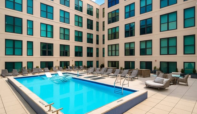 OTR+King Bed+Free Parking+Gym+Pool+Penthouse