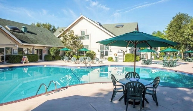 Ozark Retreat w/Fireplace & Balcony – Ideal for Scenic Getaways
