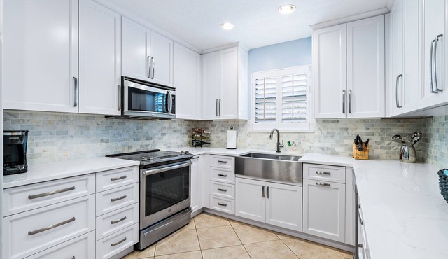 Palm Beach charm, close to beach, dine nearby, tranquil patio & yard
