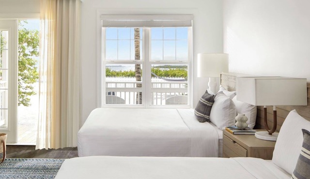 Paradise Unit with Convenient Location, Shuttle Service, Onsite Parking, Pools!