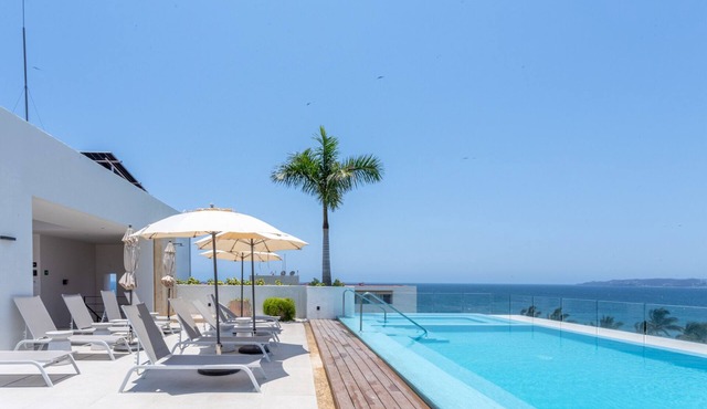 PAVILION 2BR, Rooftop Infinity Pool & Jacuzzi with AMAZING views of the ocean.