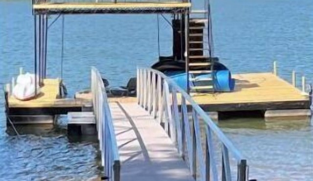 Peaceful 3 bedroom lakehouse w/private wooded lot.