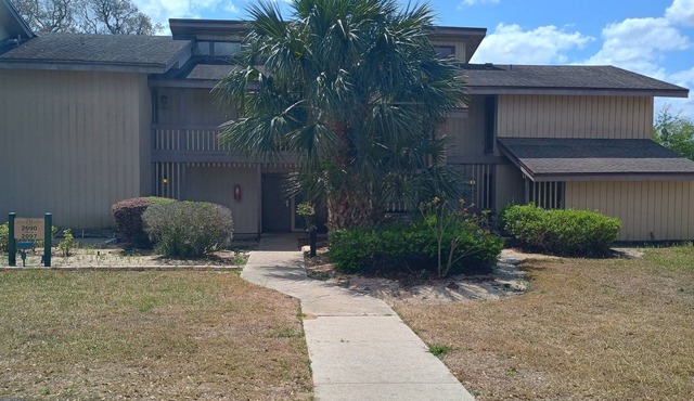 Peaceful contemporary condo near Disney, pet friendly. 1 1/2 Baths