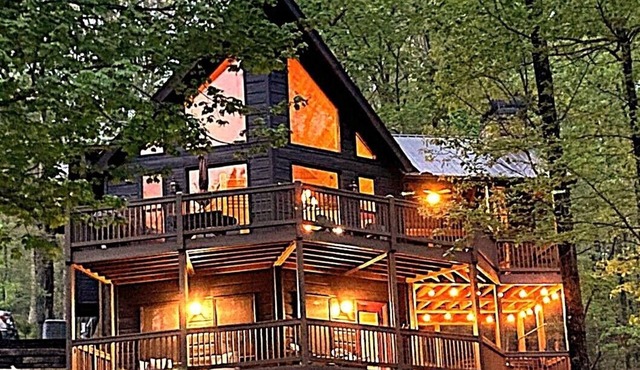 Peaceful Mountain Cabin in Mineral Bluff. Hot Tub, Fireplace & Easy Paved Access