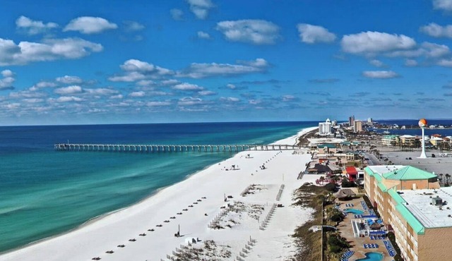 Pensacola Cottage w fenced yard - close to NAS & Blue Angels + EV super charger