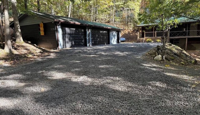 Perfect 2-bedroom 2 bath cabin with AC and fireplace in beautiful Murphy NC.