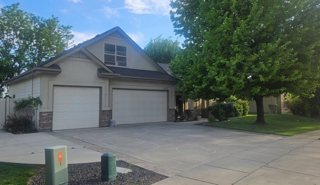 Perfect 5-bedroom house in charming Eagle for family, friends and pets.