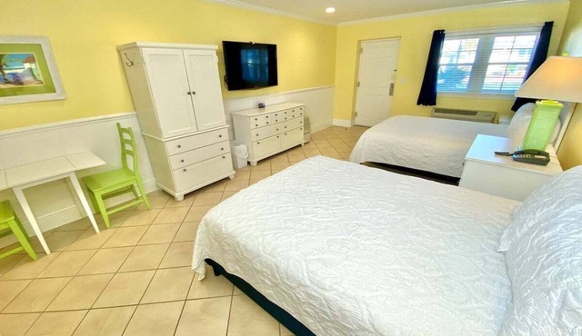 Pet-friendly, 3 Blocks to Beach, Pool, #105