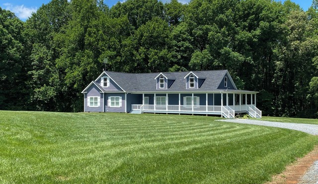 Pet friendly, 4-bedroom house in the heart of Seagrove pottery, near state zoo