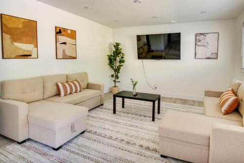 Pet-Friendly Norfolk Retreat ~ 7 Mi to Beach!