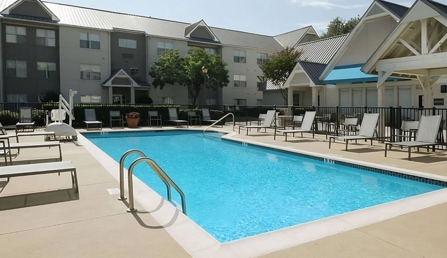 Pet-friendly Property! Outdoor Swimming Pool, Free Parking and Breakfast!