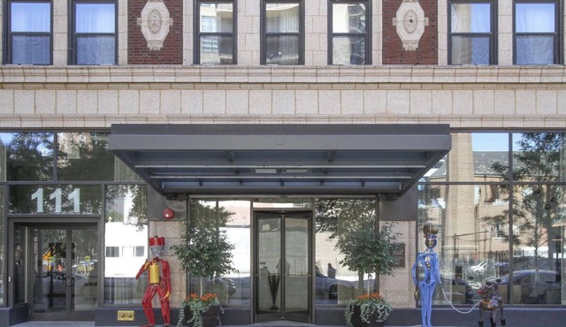 Pet Friendly Queen Unit! Near Chicago Attractions!