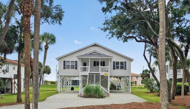 Petty House | Partial Ocean Views | Walk to Beach & Town | Sleeps 8