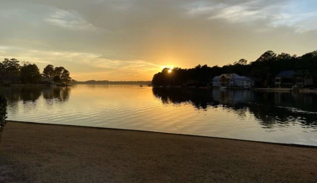 Pinehurst Lakefront w/Pool, Spa, Tennis, Golf, & Water Sports